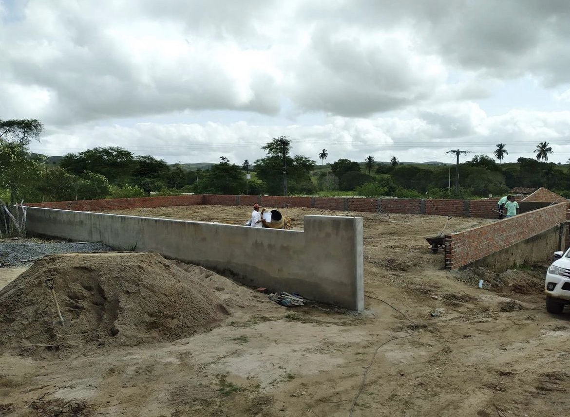 Prefeitura de Juarez Távora retoma obra abandonada de Quadra de Esportes