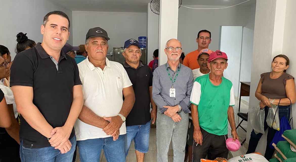 Agricultores de Juarez Távora recebem sementes de feijão, milho e sorgo