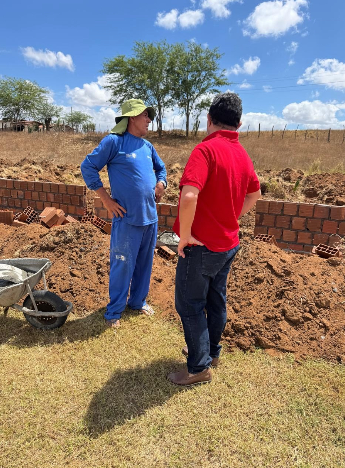 Prefeito acompanha início das obras do novo estádio de futebol no Sítio Caxeiro